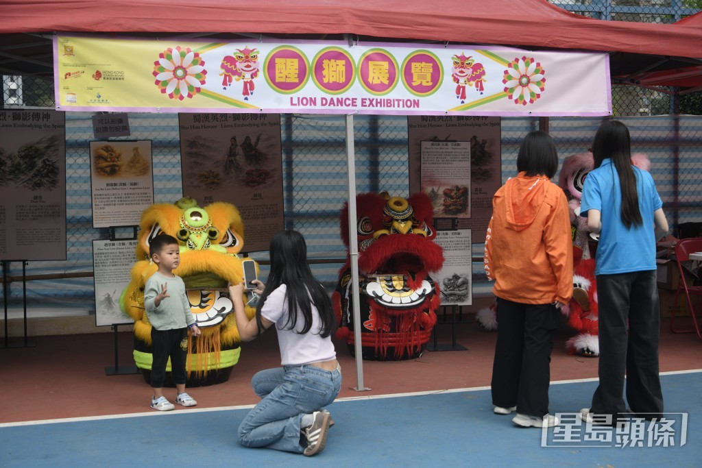 鴨脷洲居民指除舞獅比賽外,攤位遊戲亦甚具吸引力。 鴨脷洲居民指除舞獅比賽外,攤位遊戲亦甚具吸引力。