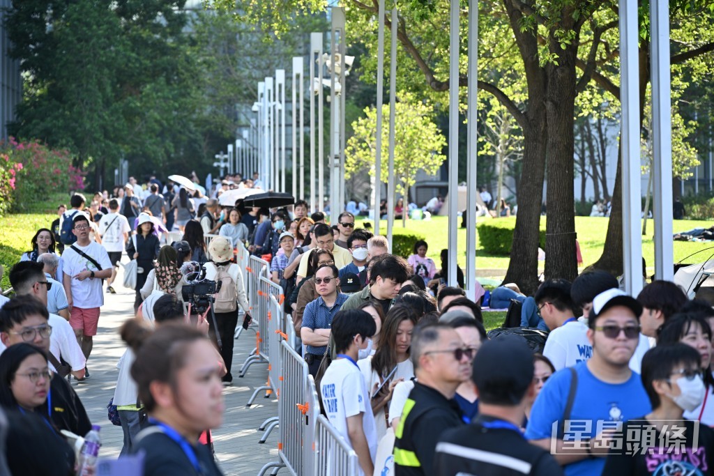 大批市民在現場排隊。 大批市民在現場排隊。