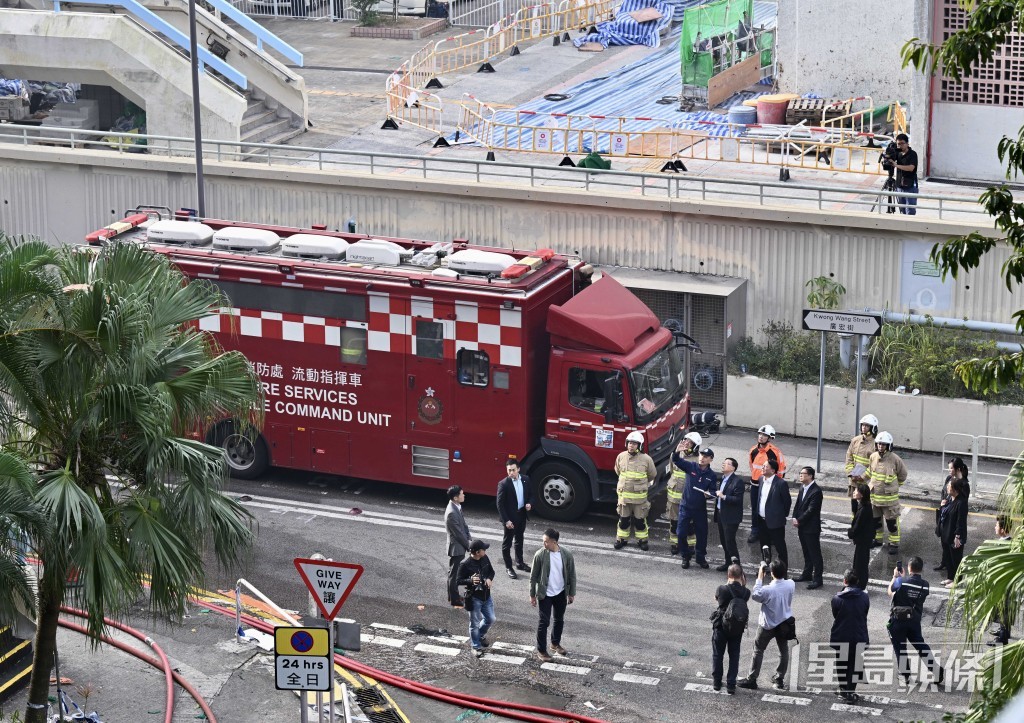 李家超視察大埔宏福苑五級火現場。劉駿軒攝
