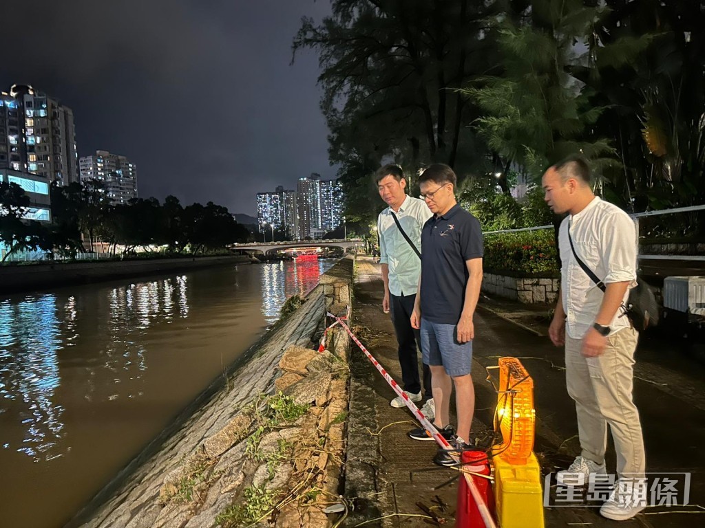 陈克勤赞扬现届政府天灾处理工作的效率。图为他早前探访受影响地区及居民。（陈克勤fb图片）