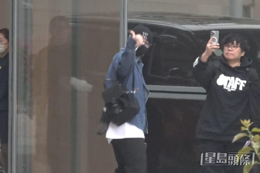 逗留约30秒后由VIP通道进入机场。