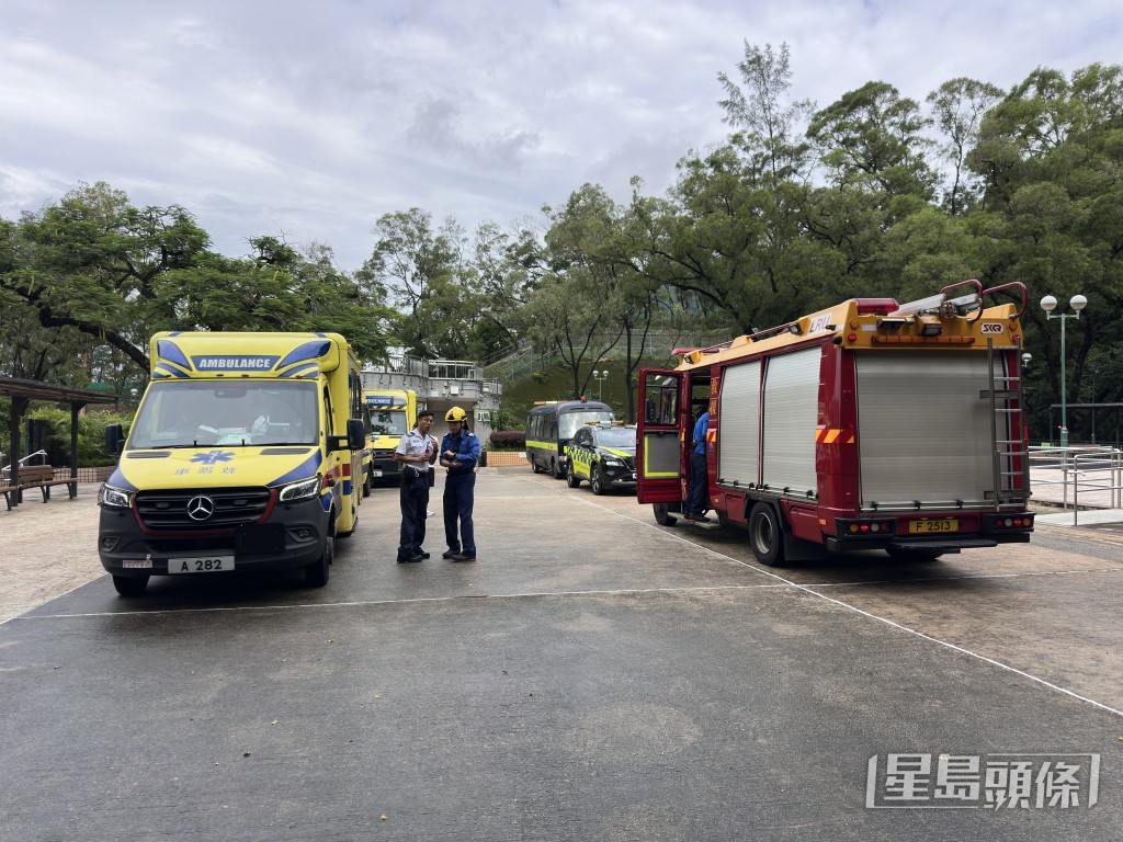 警方消防今早繼續搜查。梁國峰攝 警方消防今早繼續搜查。梁國峰攝