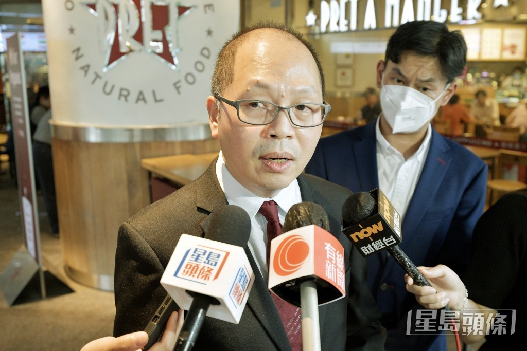 華員會會長蔡冠龍形容局方做法「傲慢」，未有考慮工會意見。