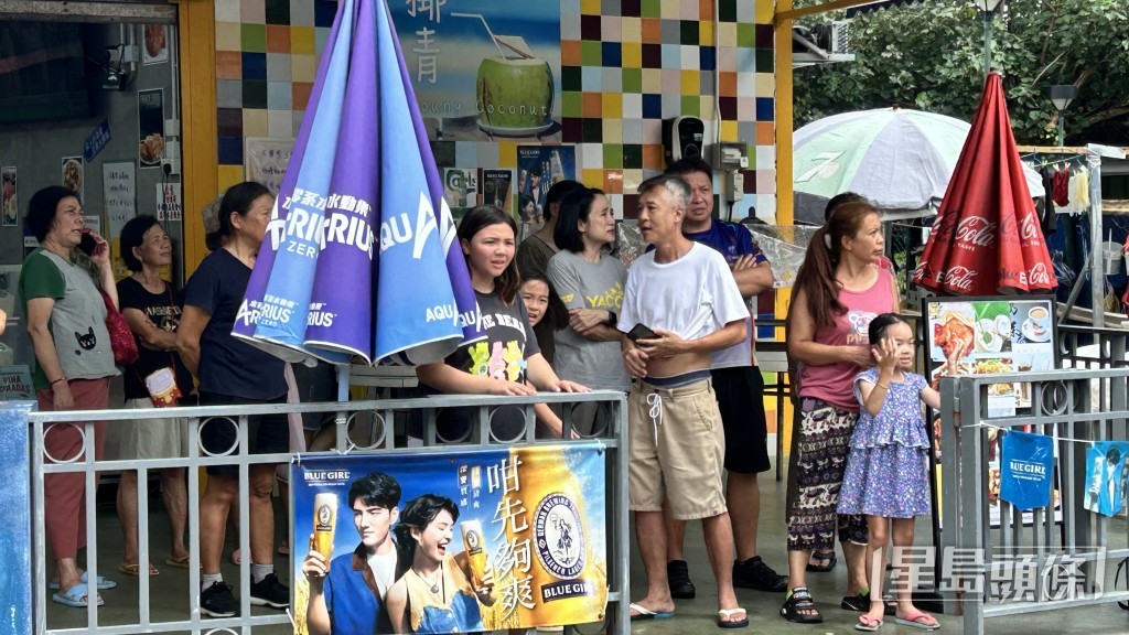 大批村民圍觀。