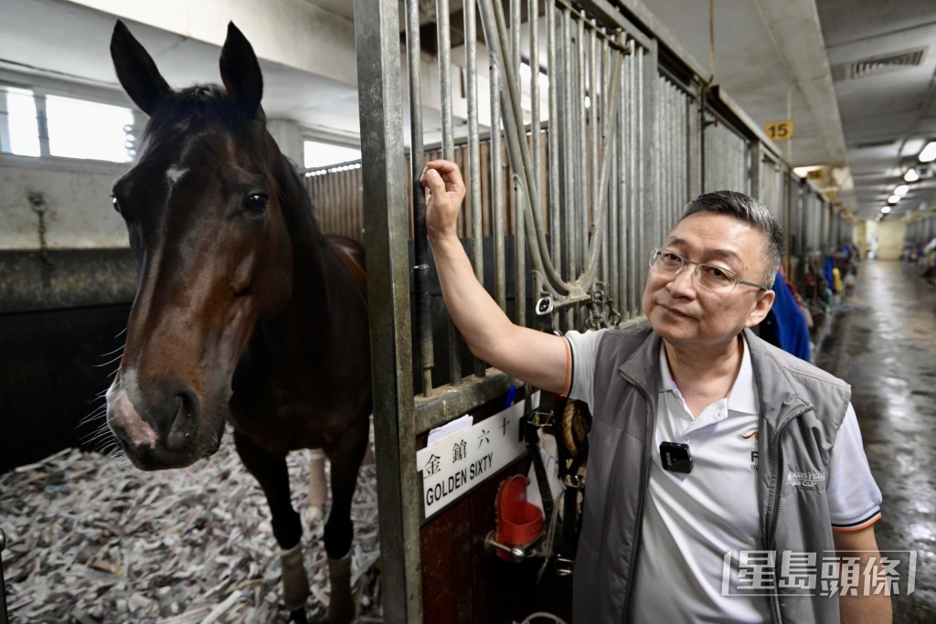 練馬師呂健威在28年的練馬生涯,贏得超過910場冠軍,近年憑「金鎗六十」屢創佳績。 練馬師呂健威在28年的練馬生涯,贏得超過910場冠軍,近年憑「金鎗六十」屢創佳績。