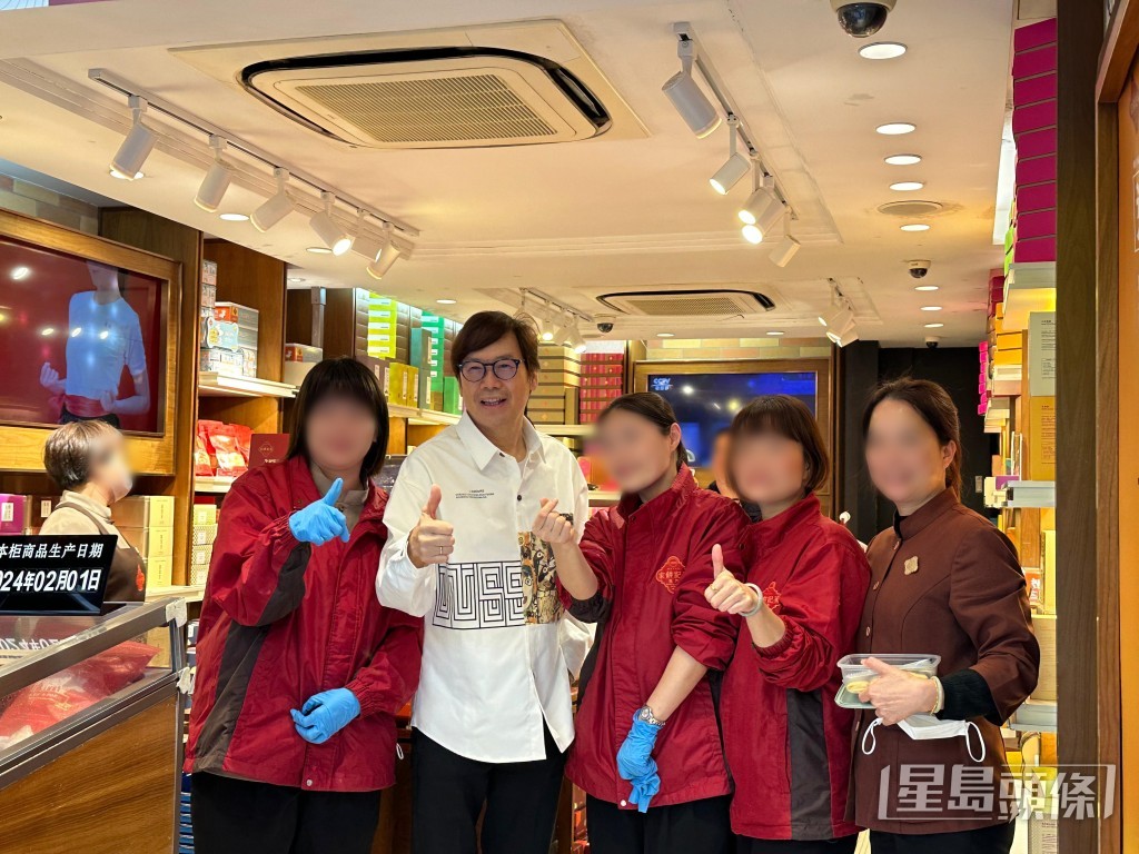 彭健新被女職員包圍影相。(讀者提供圖片) 彭健新被女職員包圍影相。(讀者提供圖片)