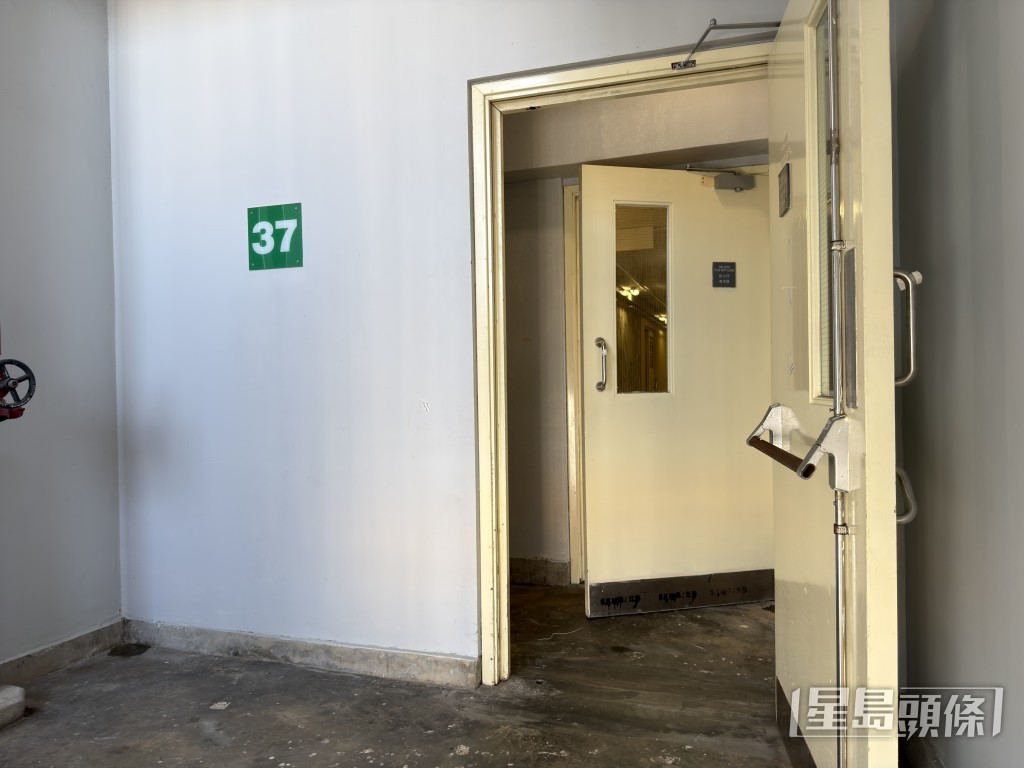 兩男生在後樓梯慶生期間發生血案。梁國峰攝 兩男生在後樓梯慶生期間發生血案。梁國峰攝