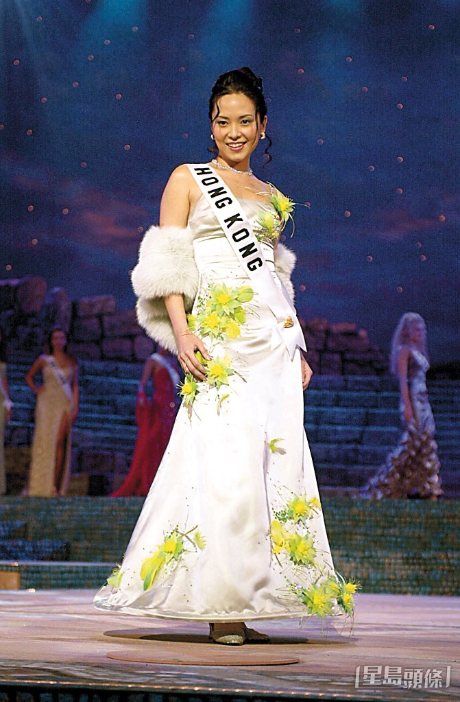 郭羡妮穿上晚装为环球小姐选举会晤评判。