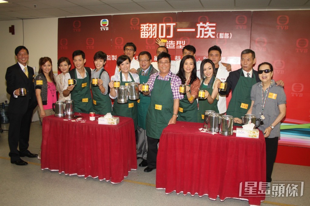 翻查伍詠薇與楊思琦合作過的TVB時裝劇只有《翻叮一族》,演員陣容除了伍詠薇與楊思琦,還包括夏雨、許紹雄、商天娥、陳鍵鋒、敖嘉年及唐詩詠等。 翻查伍詠薇與楊思琦合作過的TVB時裝劇只有《翻叮一族》,演員陣容除了伍詠薇與楊思琦,還包括夏雨、許紹雄、商天娥、陳鍵鋒、敖嘉年及唐詩詠等。
