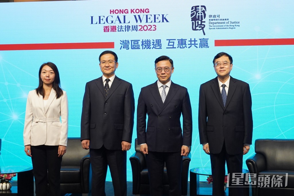 律政司副司长张国钧（右二）、司法部律师工作局局长田昕（左二）、广东省司法厅厅长陈旭东（右一）、澳门法务局局长梁颖姸（左一）。叶伟豪摄