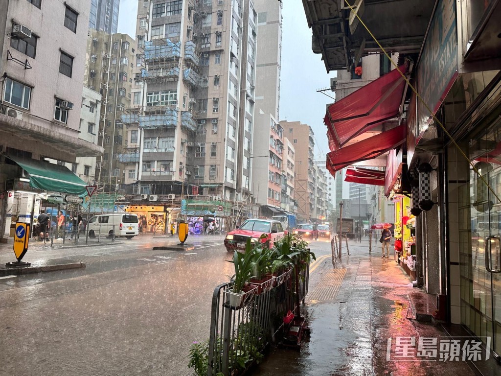 土瓜灣一帶亦有大雨。黃鈺鈞攝 土瓜灣一帶亦有大雨。黃鈺鈞攝