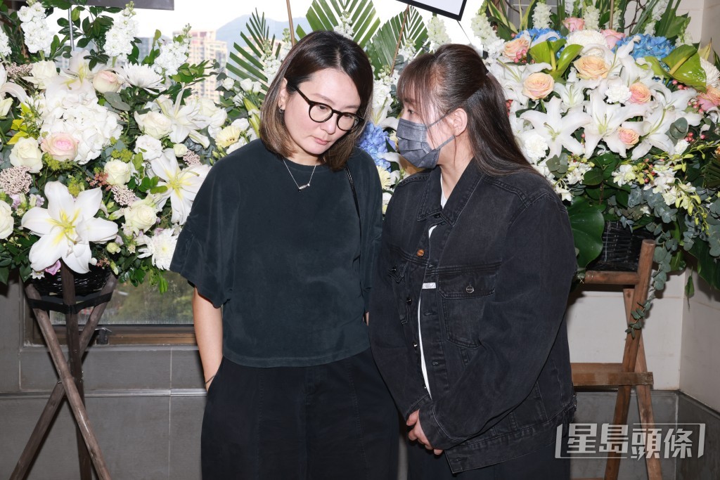 黃宇詩與被拒入靈堂的李泳豪老婆Agnes交談。