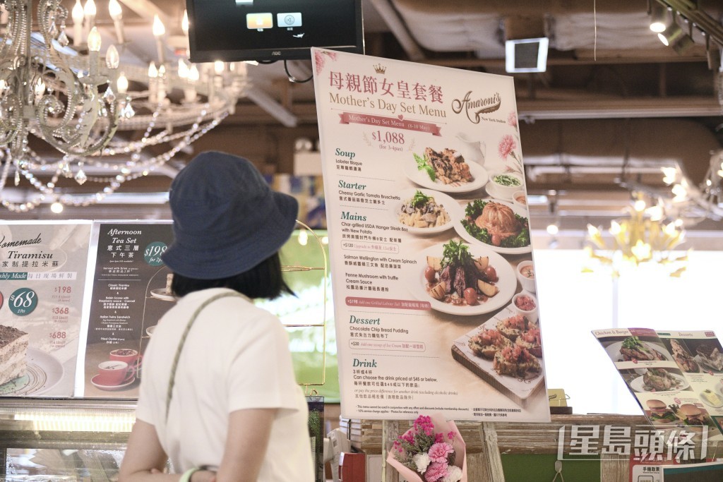 有市民會選擇與母親外出飽餐一頓，慰勞她們平日的辛勞，有餐廳推出母親節大餐招徠。
