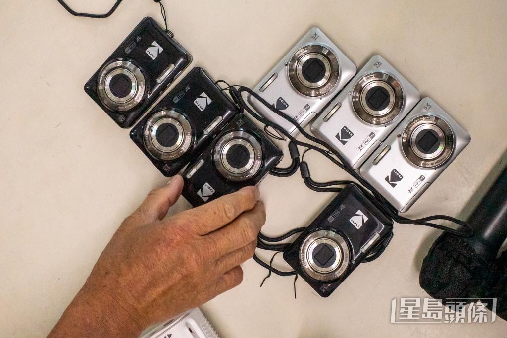 無家者獲發相機，在街頭上攝影課。（受訪者提供）