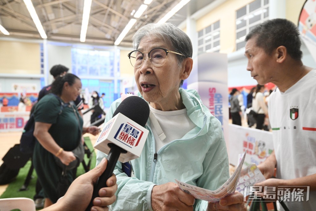 88歲的吳婆婆趁全民運動日運動設施免費開放,今早與朋友打完乒乓球後,便前來參與活動。 88歲的吳婆婆趁全民運動日運動設施免費開放,今早與朋友打完乒乓球後,便前來參與活動。