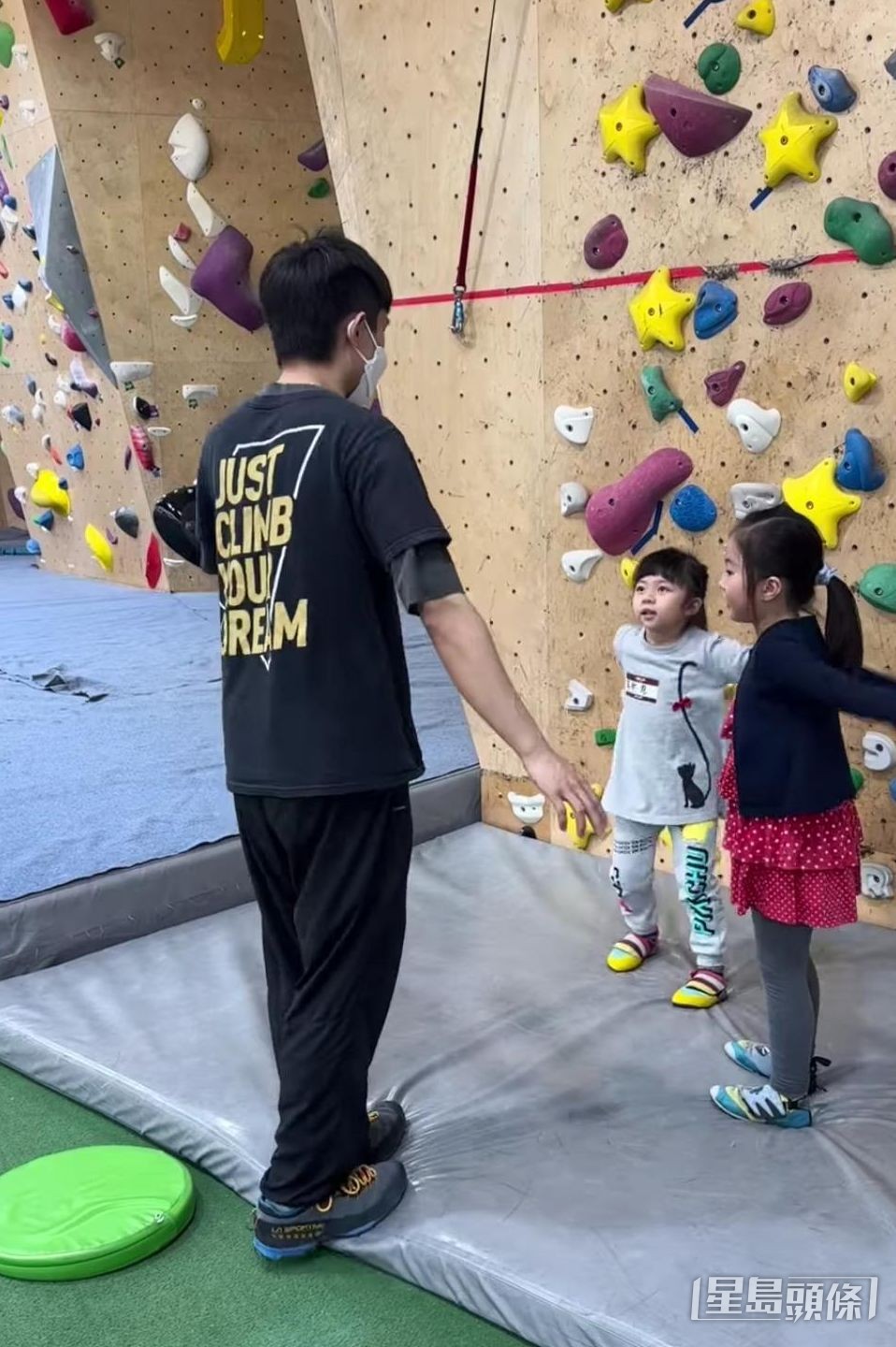 好動小黃妃喜歡玩攀石。 好動小黃妃喜歡玩攀石。