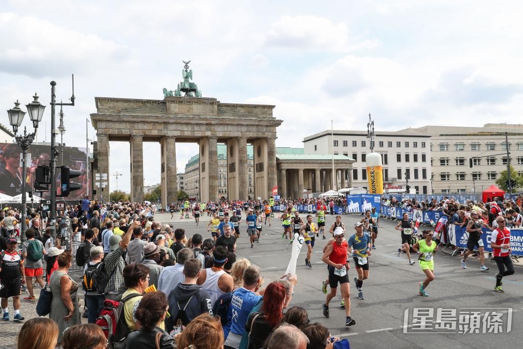 柏林馬拉松路線相對平坦,被公認為「世界最快賽道」之一。 柏林馬拉松路線相對平坦,被公認為「世界最快賽道」之一。