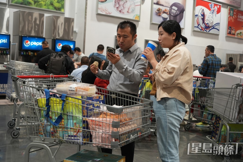 市民收穫豐碩。吳艷玲攝 市民收穫豐碩。吳艷玲攝