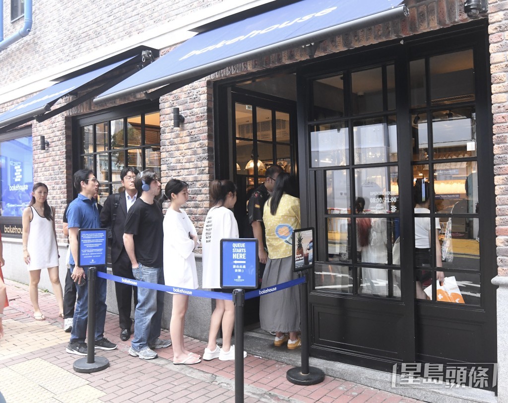近年銅鑼灣湧現多間品牌麵包店,更出現排長龍的現象。 近年銅鑼灣湧現多間品牌麵包店,更出現排長龍的現象。
