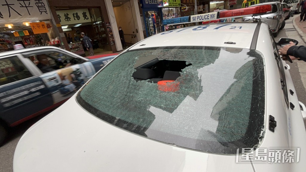车尾窗砸了一个大窿。杨伟亨摄 车尾窗砸了一个大窿。杨伟亨摄