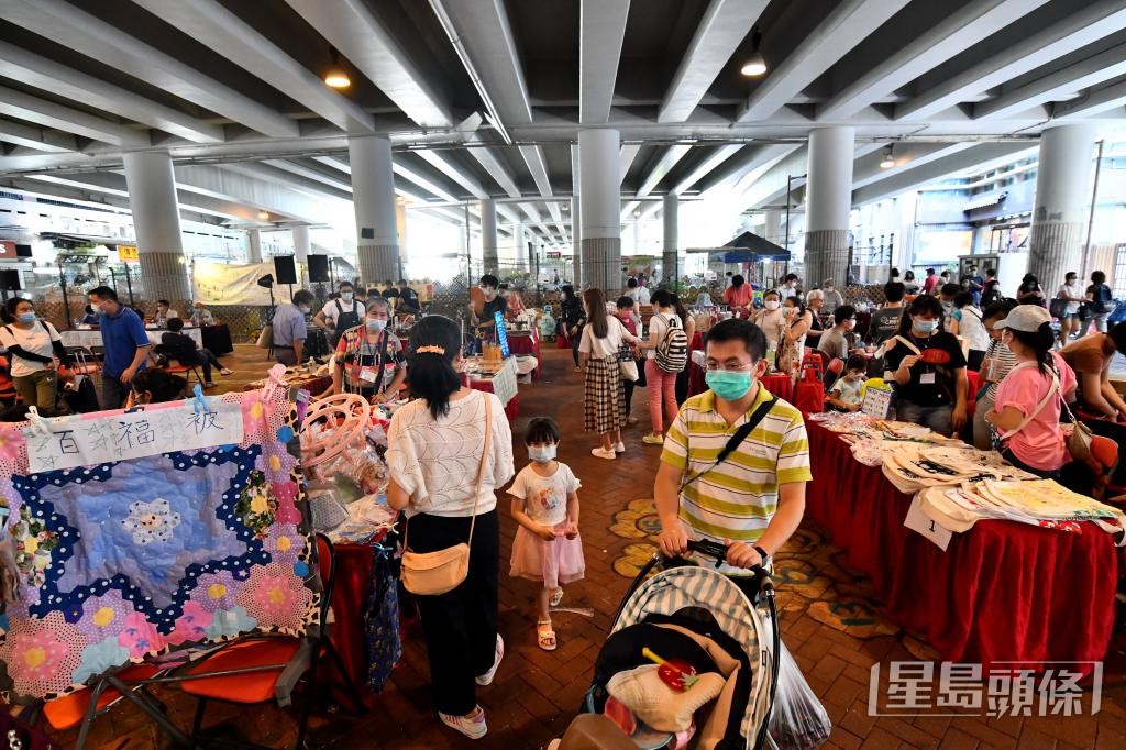 民间团体曾于美孚桥底举办「香港墟市节」。 