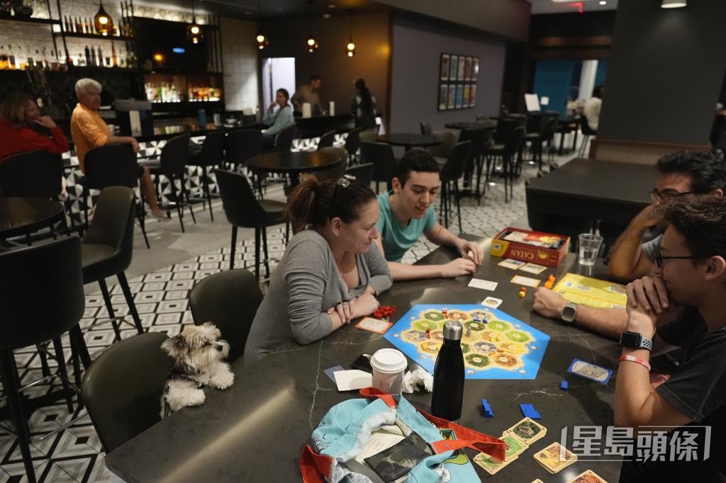 不少移居海外的港人會透過英文版的香港桌遊與外地玩家交流。 美聯社