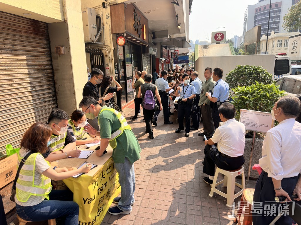 油尖旺民政事務處在場設立跨部門援助站協助居民登記。梁國峰攝