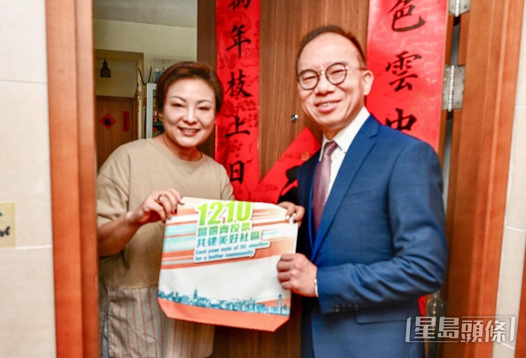曾国衞（右）亲身呼吁投票。政制及内地事务局FB图片