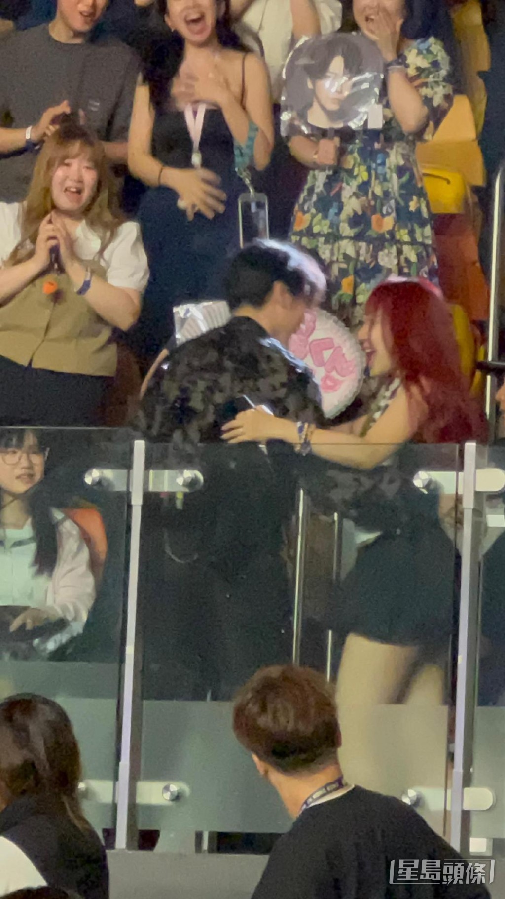 女粉絲勁開心。