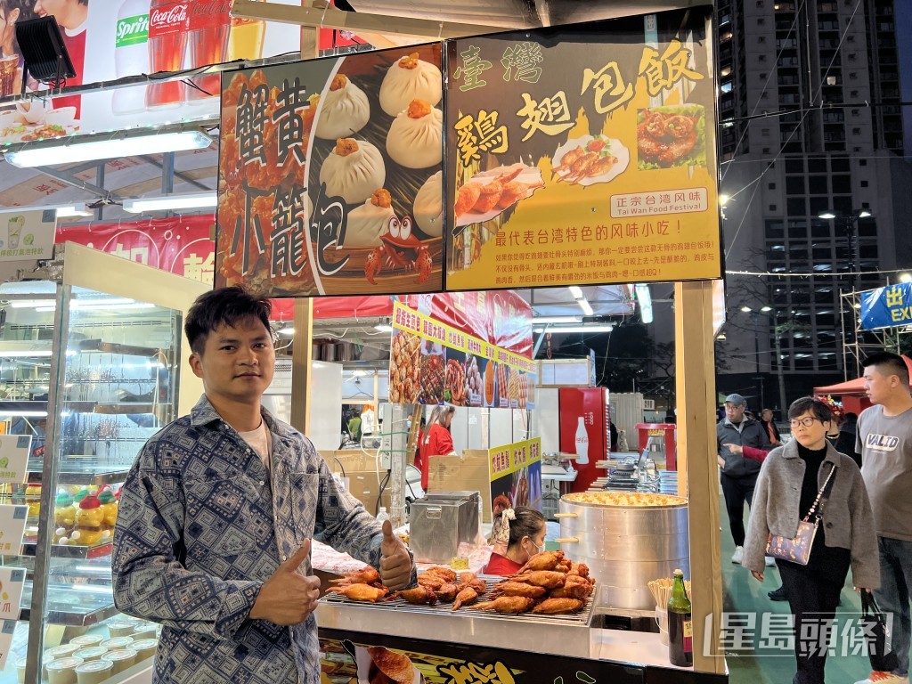 莫老板今年首次在年宵市場設攤,並先以低價策略吸引客源。曹露尹攝 莫老板今年首次在年宵市場設攤,並先以低價策略吸引客源。曹露尹攝