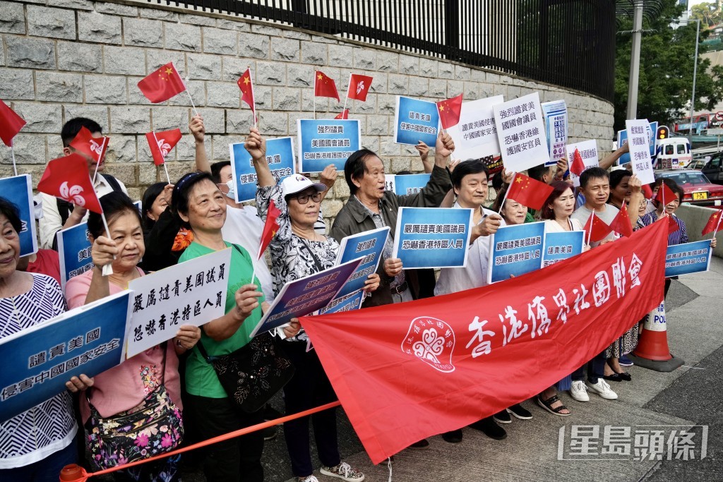 香港僑界社團聯會成員在場揮舞五星紅旗及特區區旗。蘇正謙攝