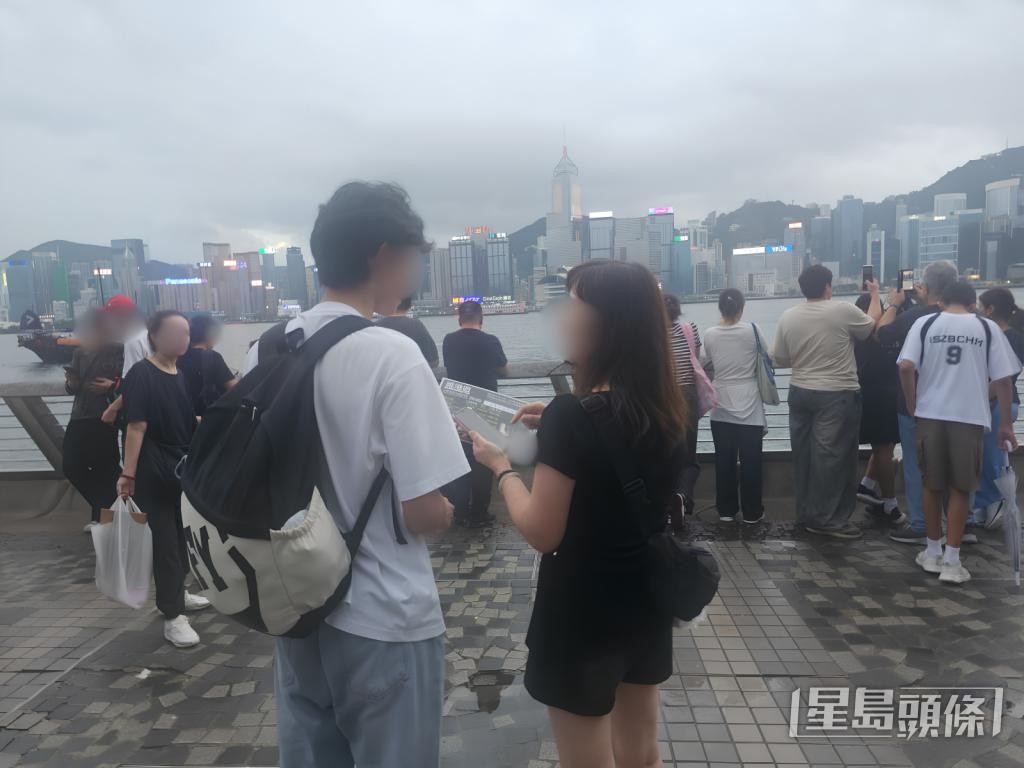 金像獎女神銅像附近有多人推銷觀光船門票。 金像獎女神銅像附近有多人推銷觀光船門票。