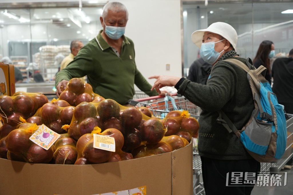 市民一家齊逛Costco。吳艷玲攝 市民一家齊逛Costco。吳艷玲攝