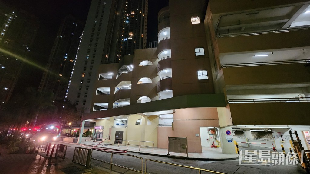 黃大仙盈福停車場有汽車起火。黎志偉攝 黃大仙盈福停車場有汽車起火。黎志偉攝