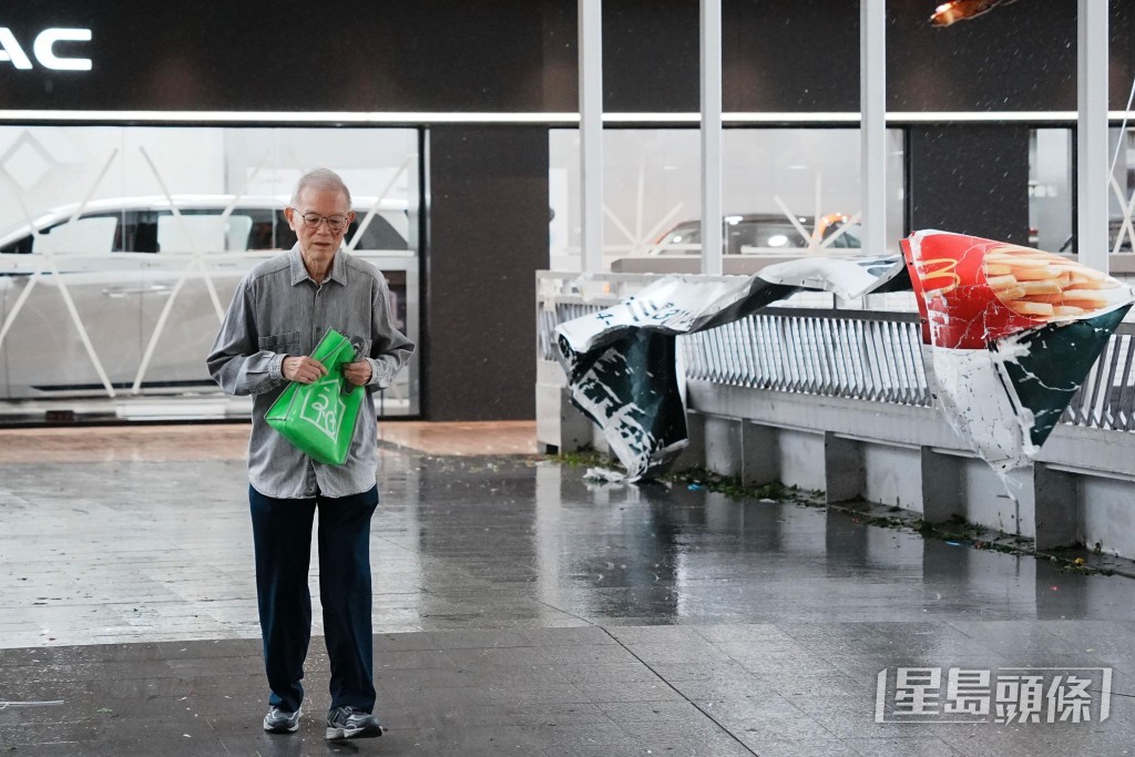 陸續有市民外出。