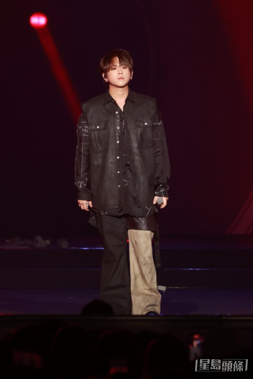 姜濤登場表演。 姜濤登場表演。