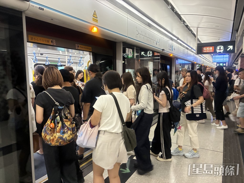 港鐵紅磡站多人上車。 港鐵紅磡站多人上車。