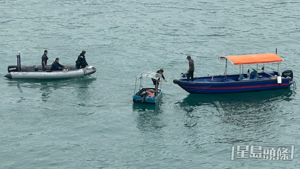 小艇意外後船尾受損，在另一船家協助下被扶正拖走。讀者提供
