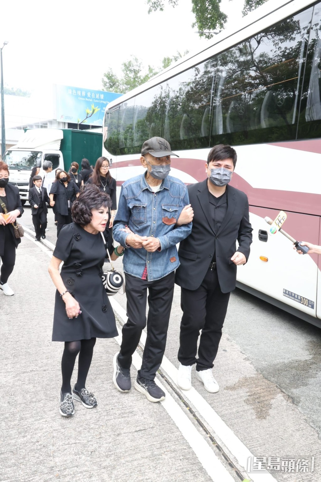 李泳豪全程在李家鼎身邊攙扶,並指李家鼎「佢今日講不到嘢」。 李泳豪全程在李家鼎身邊攙扶,並指李家鼎「佢今日講不到嘢」。