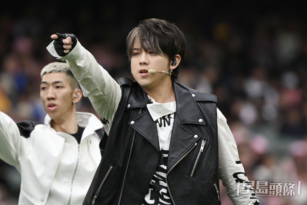 買兩紮花的男子囡囡竟然是姜濤fans。