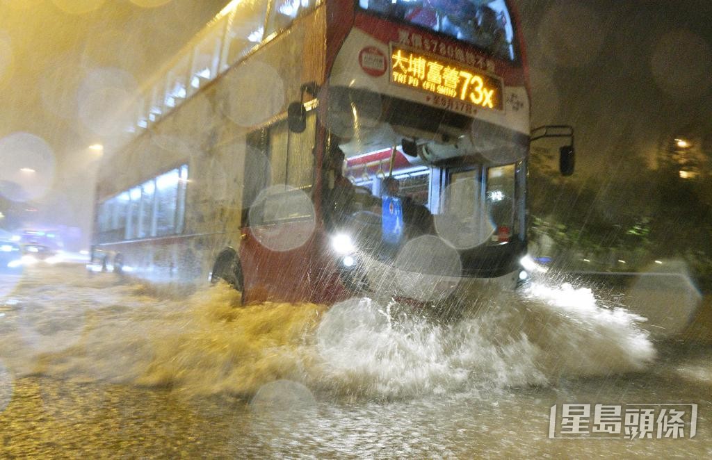 2023年「世紀黑雨」期間，大埔區有巴士駛經水浸路段。 