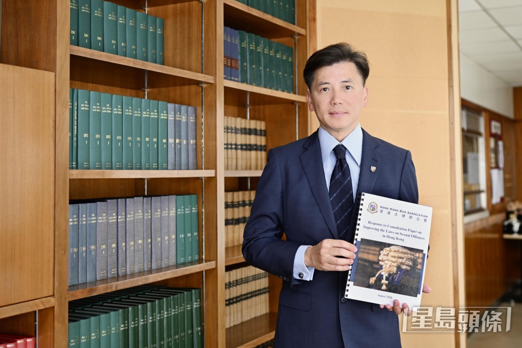 大律師公會副主席、資深大律師許紹鼎表示,公會已向政府提交意見,原則上支持諮詢文件提出的方向,強調公會絕對不會特別偏重任何一方。劉駿軒攝 大律師公會副主席、資深大律師許紹鼎表示,公會已向政府提交意見,原則上支持諮詢文件提出的方向,強調公會絕對不會特別偏重任何一方。劉駿軒攝