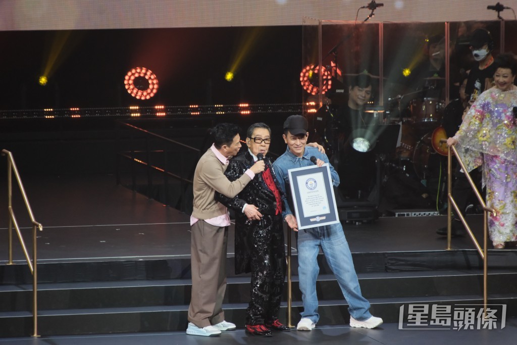劉德華早前為胡楓演唱會做嘉賓。