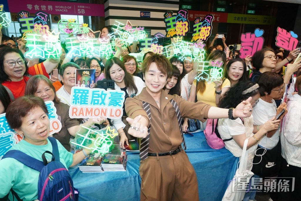 王鄭浚仁嘅fans喺後排。 王鄭浚仁嘅fans喺後排。