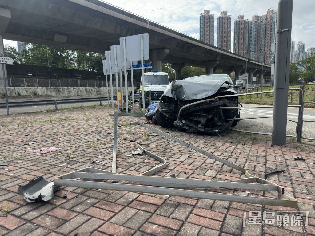 寶馬掃毀2米長鐵欄。