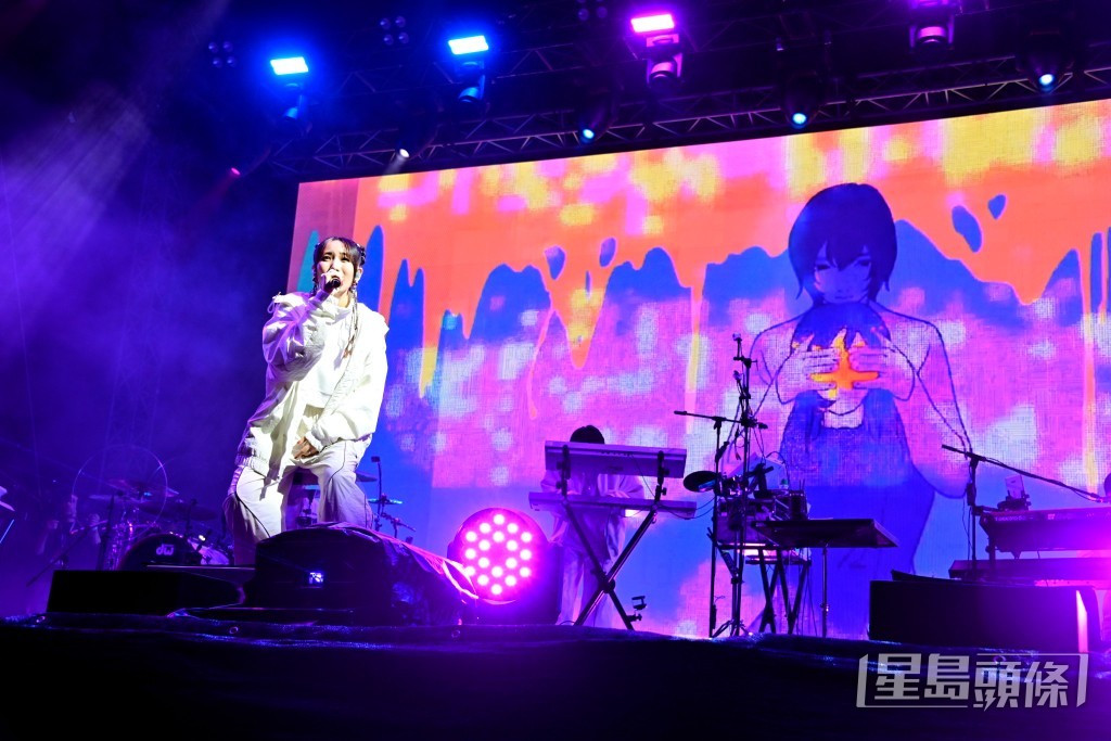 日本组合YOASOBI昨晚（1日）在中环海滨举行的“Clockenflap”音乐节中压轴演出。