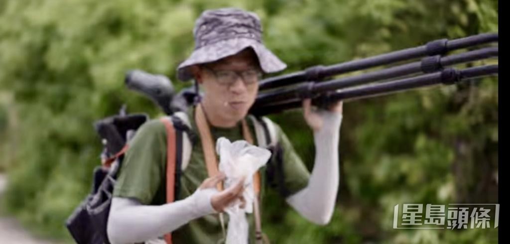  江珀墉須攜帶大量器材穿林過山，途中只能匆匆進食補給。 受訪者提供