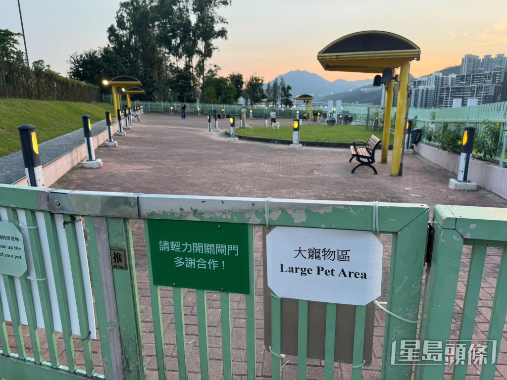 據悉事發地點為公園內的「大寵物區」,傍晚時分前來放狗的狗主寥寥可數。 據悉事發地點為公園內的「大寵物區」,傍晚時分前來放狗的狗主寥寥可數。