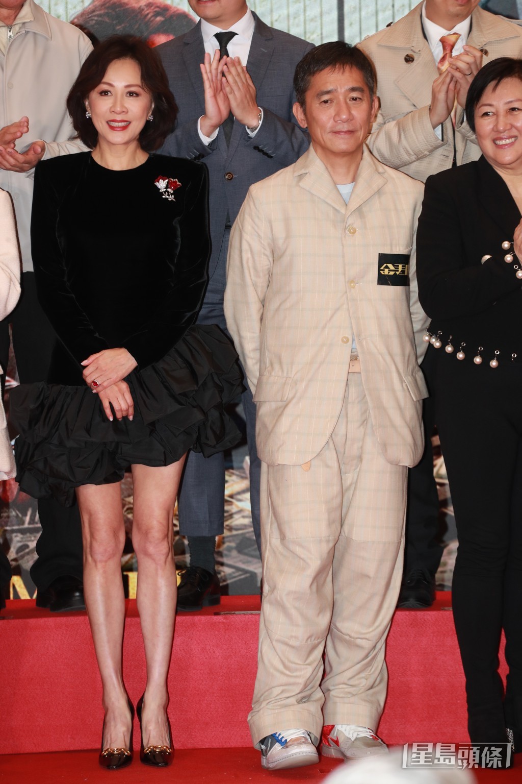 刘嘉玲日前现身英皇电影《金手指》首映支持老公，更不畏寒冬大晒美腿。