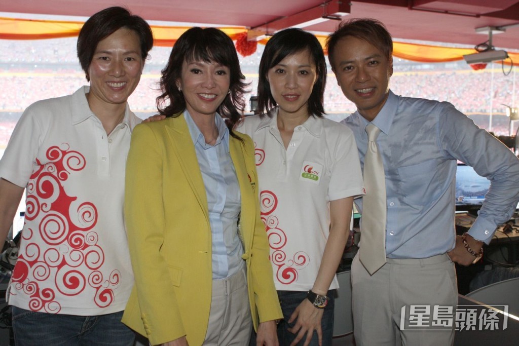 2008年奥运，TVB郑裕玲及李克勤，与亚视的顾纪钧及李丽珊主持开幕直播前先合照留念。